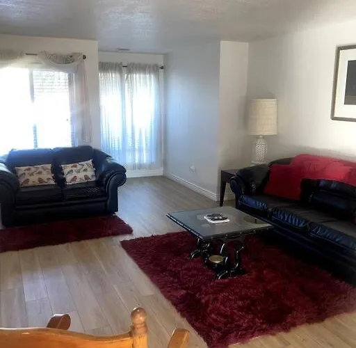 Spacious Four Bedroom With Pool Near Westgate Stadium *