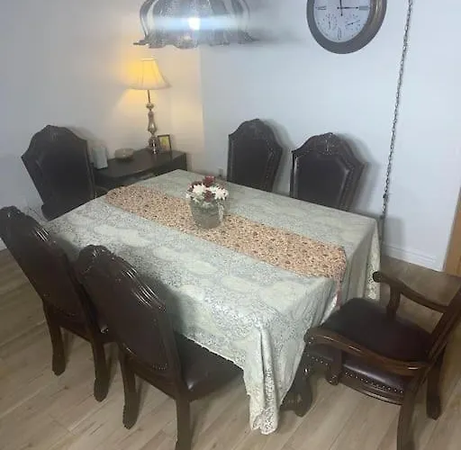 Spacious Four Bedroom With Pool Near Westgate Stadium Holiday home