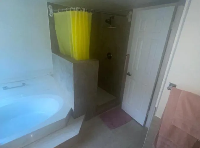 Spacious Four Bedroom With Pool Near Westgate Stadium