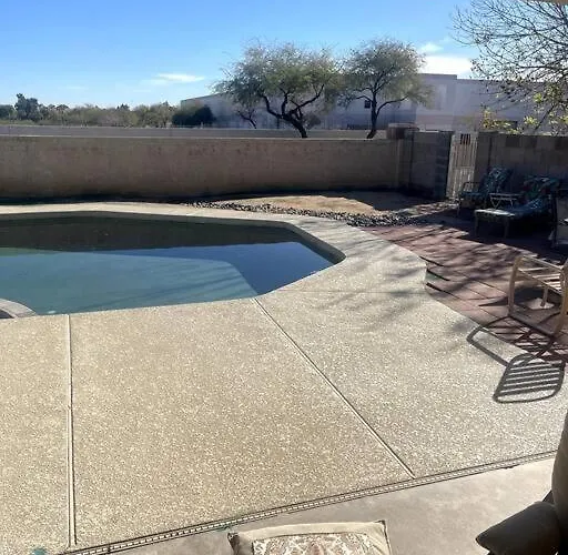 Spacious Four Bedroom With Pool Near Westgate Stadium Holiday home